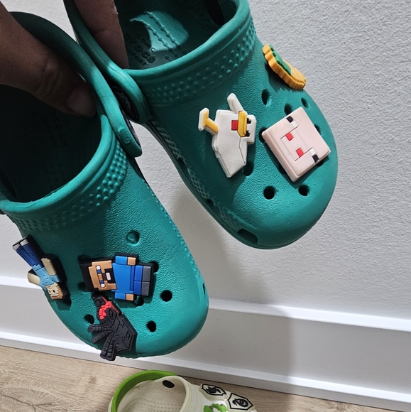 CROCS Kid's Classic Glow Alien Clog/Zuecos Classic Green Size 6 and 7 - Picture 12 of 16